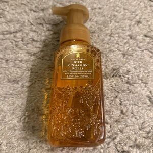 Bath & Body Works Iced Cinnamon Rolls Bakery Gentle & Clean Foaming Hand Soap